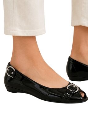 Stuart Weitzman Chit Chat Flats Womens 9 Black Patent Peep Toe Buckle